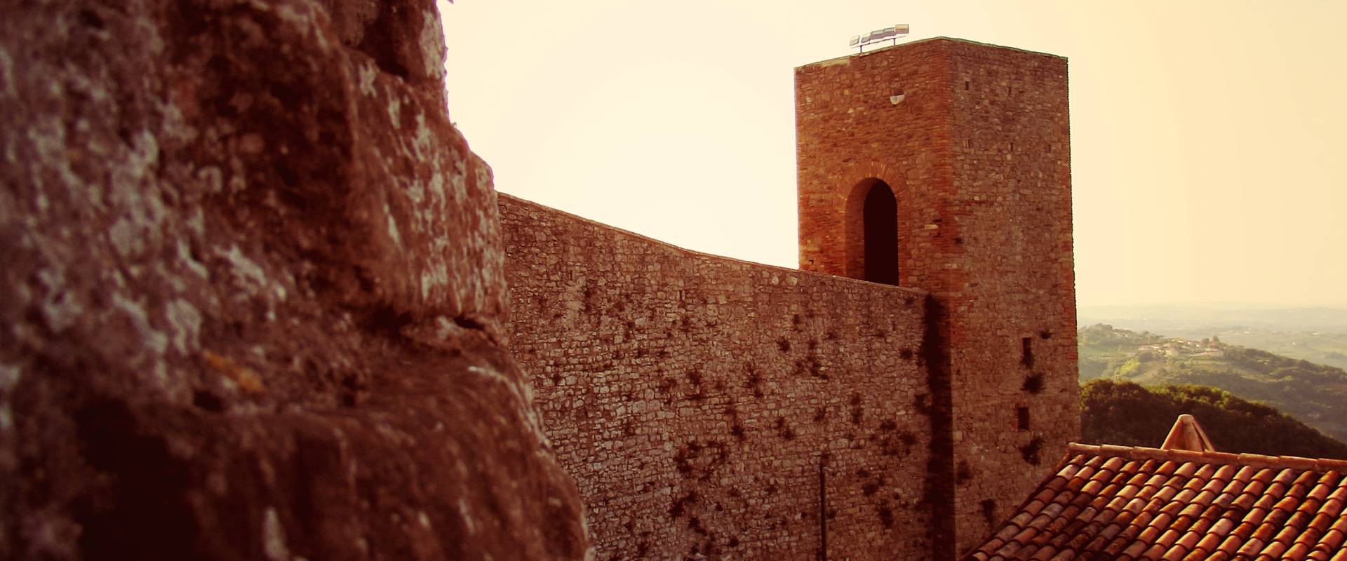 Antiche luci riflettono gli antichi racconti della Rocca foto di Larabraga19